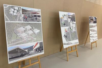 Trois chevalets exposent des plans ou rendus architecturaux, probablement liés à l’établissement scolaire ou à un projet d’aménagement. - Agrandir l'image 6 sur 6, fenêtre modale