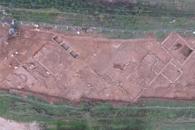 Vue aérienne d’un site archéologique montrant les fondations d’une villa romaine et plusieurs zones de fouilles - Agrandir l'image 1 sur 5, fenêtre modale