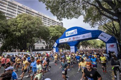 Départ du semi-marathon Marseille-Cassis avec une foule de coureurs sous une arche gonflable bleue, entourée d’arbres et d’immeubles en arrière-plan. - Agrandir l'image 3 sur 12, fenêtre modale