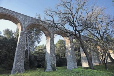 un aqueduc en pierre avec de grandes arches entouré d'arbres - Agrandir l'image 3 sur 5, fenêtre modale