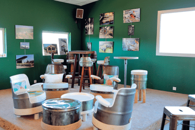 un coin bar branché; avec des sièges fait en bois et tonneaux industriels - Agrandir l'image 3 sur 9, fenêtre modale