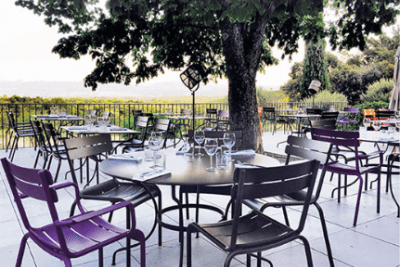 une terrasse de carrelage blanc avec des sièges et tables noir, un grand chêne se trouvant au milieu de la terrasse - Agrandir l'image 6 sur 9, fenêtre modale