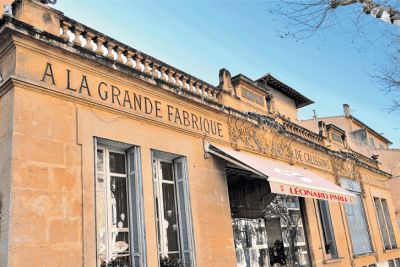 bâtiment en pierre décoré avec de joli élément en pierre. "A la grande fabrique de calisson" est taillé dans la pierre - Agrandir l'image 7 sur 9, fenêtre modale