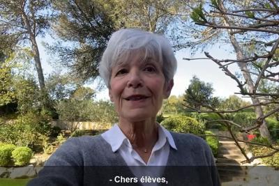 Claudie Haigneré en train de témoigner dans une courte vidéo toute sa reconnaissance aux élèves pour l'avoir choisie pour dénommer le collège des Amendeirets - Agrandir l'image 2 sur 4, fenêtre modale