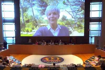 Vue élargie de l'hémycicle lors de la séance publique avec en fond l'écran et la projection du témoignage vidéo de Claudie Haigneré - Agrandir l'image 1 sur 4, fenêtre modale