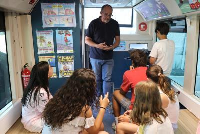 L'intérieur du bus de la sécurité routière avec un animateur et des enfants - Agrandir l'image 2 sur 3, fenêtre modale