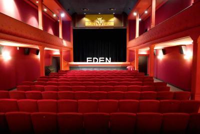 salle de cinéma avec fauteuil rouge et mur rouge, un petit étage avec balcon - Agrandir l'image 5 sur 6, fenêtre modale