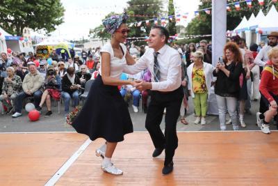 Danseurs à la fête de la Libération à Aubagne - Agrandir l'image 9 sur 11, fenêtre modale