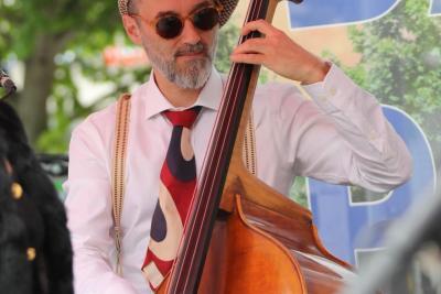 Musicien jouant à la fête de la Libération du 8 mai à Aubagne - Agrandir l'image 5 sur 11, fenêtre modale