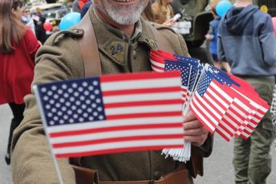 Portrait d'un participant à la fête du 8 mai à Aubagne qui célébrait la Libération - Agrandir l'image 3 sur 11, fenêtre modale
