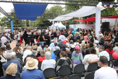 Photo de foule à la fête du 8 mai à Aubagne qui célébrait la Libération - Agrandir l'image 1 sur 11, fenêtre modale