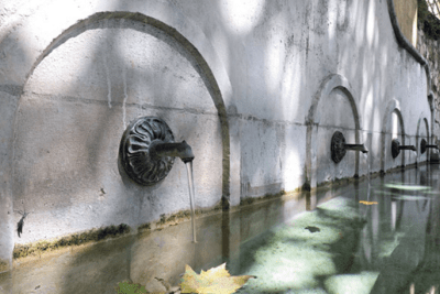 fontaine longue avec plusieurs robinet d'où s'écoule l'eau - Agrandir l'image 1 sur 8, fenêtre modale