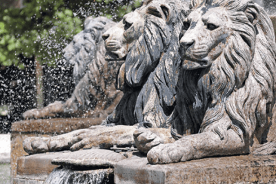 des lions en pierre couchés, l'eau s'écoule à leur pattes - Agrandir l'image 8 sur 8, fenêtre modale