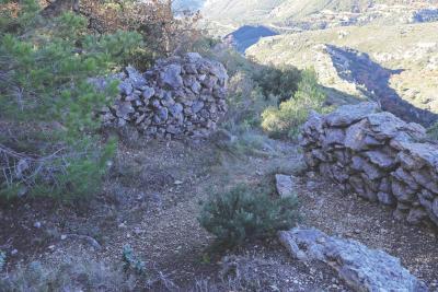 chemin aménagé avec vue sur les collines environnantes - Agrandir l'image 8 sur 8, fenêtre modale
