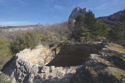 un trou de pierre très large perdu en pleine colline - Agrandir l'image 4 sur 8, fenêtre modale