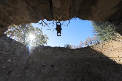 vue du dessus en étant à l'intérieur de la glacière, une poulie est visible - Agrandir l'image 3 sur 8, fenêtre modale
