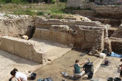 des personnes travaillant sur un chantier archéologique en plein air, avec des aspirateurs. autour, des murs en vieilles pierres sont déjà dégagés - Agrandir l'image 14 sur 14, fenêtre modale