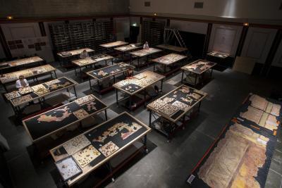 vu sur une grande salle contenant plusieurs tableau noire sur lesquels différentes pièces ou fresques sont reconstituées ou en cours de reconstitution - Agrandir l'image 8 sur 14, fenêtre modale