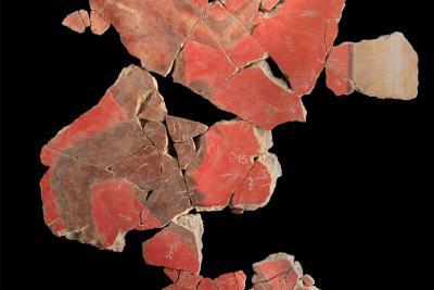 morceaux de fresque de ton ocre avec un personnage peint dessus - Agrandir l'image 5 sur 14, fenêtre modale