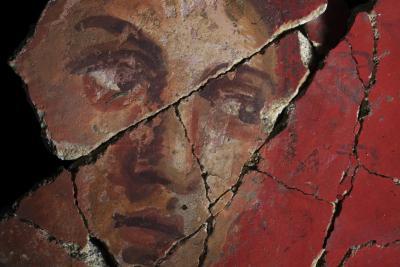 morceaux de fresque reconstitués représentant le visage d'une femme - Agrandir l'image 3 sur 14, fenêtre modale