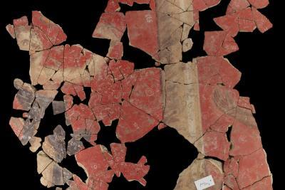 reconstitution d'une fresque représentant une femme sur fond ocre et des colonnes. Des parties sont manquantes, mais on peut deviner la scène représentée. - Agrandir l'image 2 sur 14, fenêtre modale