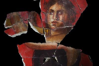 morceaux de fresque sur ton rouge représantant une femme brune portant une robe - Agrandir l'image 1 sur 14, fenêtre modale