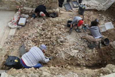 des personnes travaillant avec des outils pour dégager des petites brique de terre - Agrandir l'image 12 sur 14, fenêtre modale