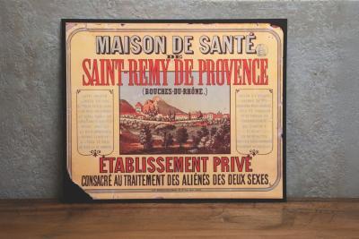 Panneau ancien indiquant : Maison de Santé de Saint-Rémy de Provence (Bouches-du-Rhône) Établissement Privé Consacré au Traitement des Aliénés des Deux Sexes. Il s’agit d’un panneau historique lié à un établissement psychiatrique. - Agrandir l'image 5 sur 6, fenêtre modale
