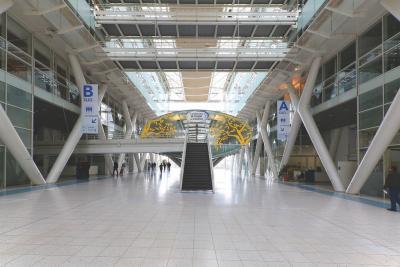 Aperçu d'un atrium moderne avec un plancher en pente et un espace ovoïde central, conçu pour accueillir divers événements. L'architecture est lumineuse et ouverte. Les murs du bâtiment sont faits de vitres. - Agrandir l'image 3 sur 3, fenêtre modale
