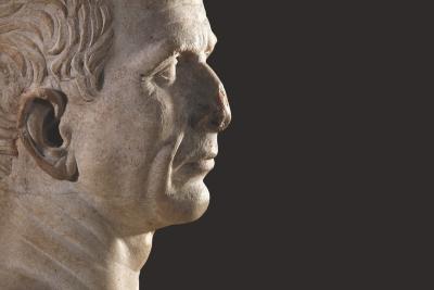 Buste en marbre, potentiellement représentant Jules César, découvert en 2007 par des archéologues sous-marins. Le visage est sculpté avec des détails réalistes. - Agrandir l'image 1 sur 4, fenêtre modale