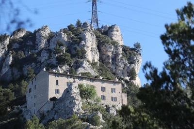 L'hostellerie de Notre-Dame des Anges domine la vallée. - Agrandir l'image 3 sur 5, fenêtre modale