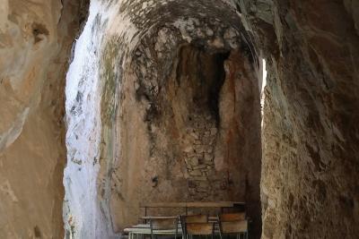 En 1220, c'est dans cette grotte que se serait installé l'ermite frère Jean. - Agrandir l'image 2 sur 5, fenêtre modale