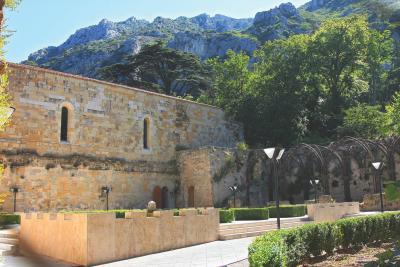 l'abbaye de côté avec un joli mur tout en brique de pierre et des alcôves de fer forgé dans le jardin - Agrandir l'image 1 sur 7, fenêtre modale
