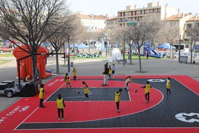 Terrain extérieur rouge et noir avec des enfants jouant au basket. - Agrandir l'image 4 sur 15, fenêtre modale