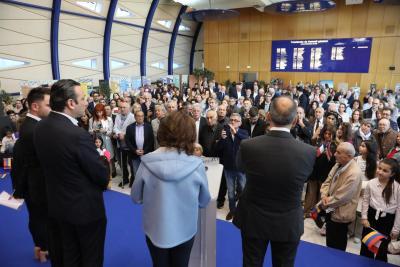 Discours des élus face à la foule dans le cadre des commémorations des 110 ans du génocide arménien - Agrandir l'image 4 sur 9, fenêtre modale