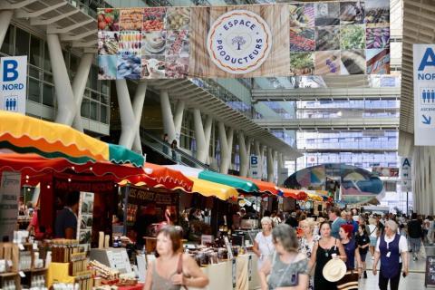 Le public dans le hall de l'HD13 au premier salon Préférence Provence 