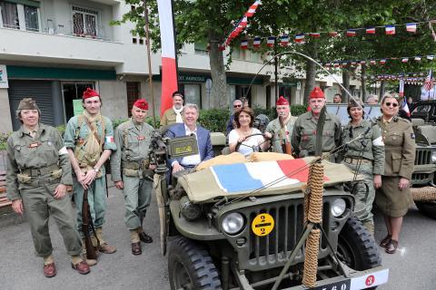 Martine Vassal et Gérard Gazay entourés de personnes en costume d'époque lors de la fête de la Libération à Augagne.