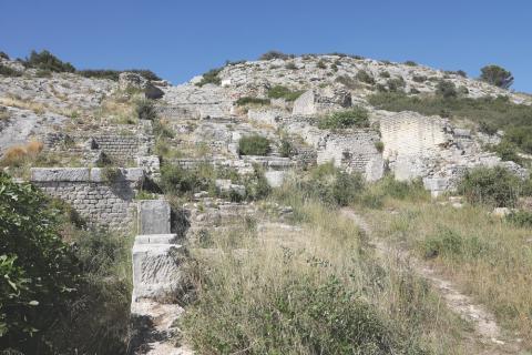 des ruine en pierre envahies par la végétation