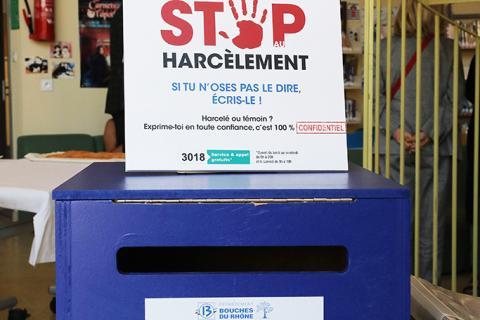 Zoom sur la boîte à maux nouveau dispositif départemental pour lutter contre le harcèlement scolaire ici installée dans une salle de classe du collège Jas de Bouffan à Aix-en-Provence 