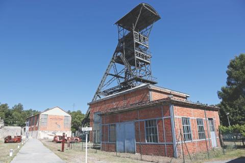 bâtiment de brique orange surmonté d'une tour métallique