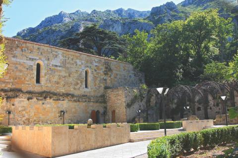 l'abbaye de côté avec un joli mur tout en brique de pierre et des alcôves de fer forgé dans le jardin