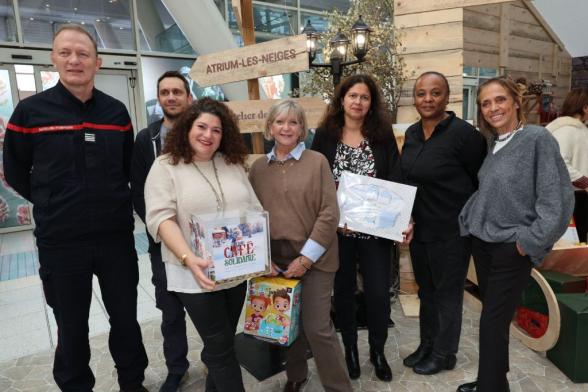 Photo de groupe avec côte à côte les partenaires des collectes solidaires et les représentants des associations caritatives qui ont récupéré les dons. - Agrandir l'image, fenêtre modale