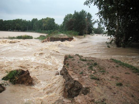une rivière en crue avec une brèche creusée par de l'eau boueuse - Agrandir l'image, fenêtre modale