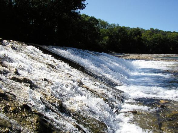 une digue pentue d'où s'écoule l'eau - Agrandir l'image, fenêtre modale
