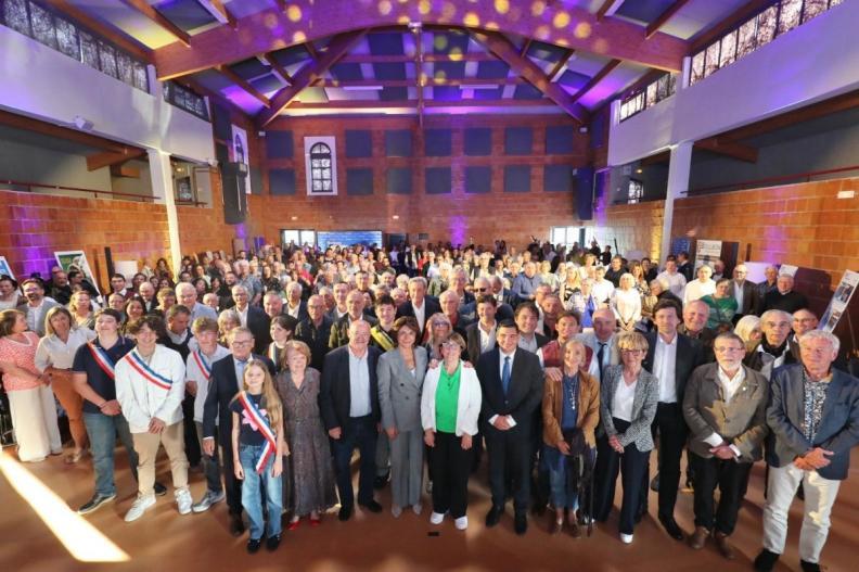 Photo de la réunion publique de mi-mandat à Boulbon pour les cantons Chateaurenard et Arles sur le thème de l'Agriculture, le Patrimoine et les Traditions avec Martine Vassal, les élus et les habitants - Agrandir l'image, fenêtre modale