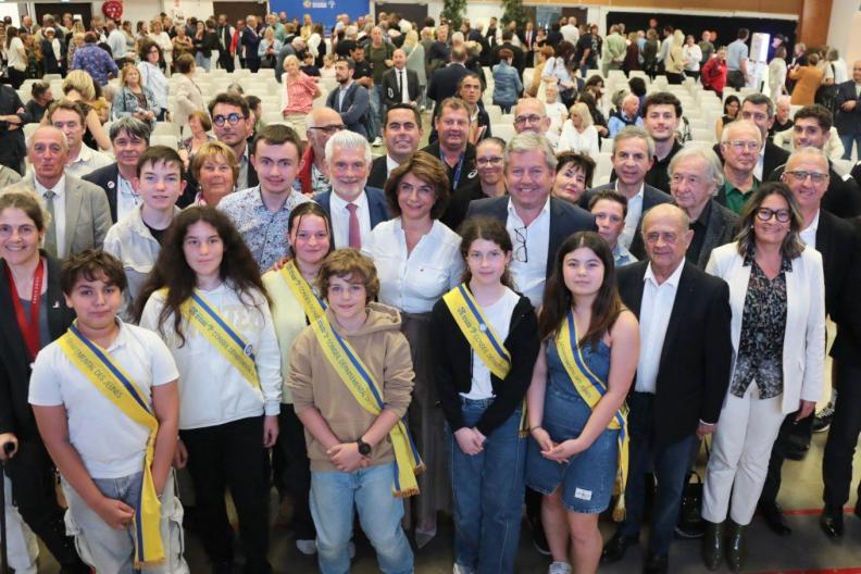 Photo de groupe à la séance publique de mi-mandat à Pélissanne