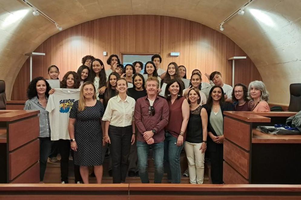 Photo de groupe avec les élus, encadrants et les collégiens pour le procès fictif à Tarascon